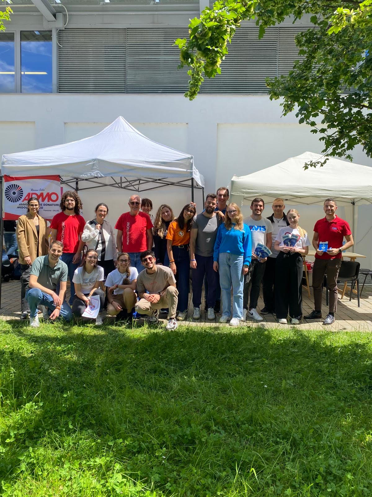 Foto di gruppo con i volontari e studenti SISM Novara